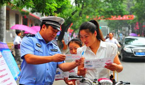 正陽縣交警開展夏季交通安全宣傳教育