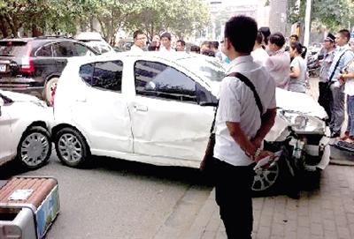 女子倒車失控連撞兩車 交警：女性開(kāi)車有5個(gè)短板