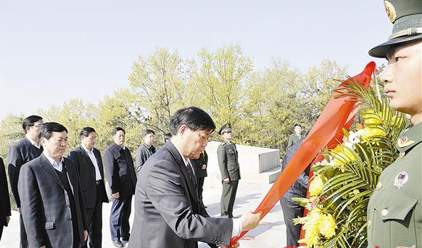 余學友等領(lǐng)導參加祭掃竹溝革命烈士陵園等活動