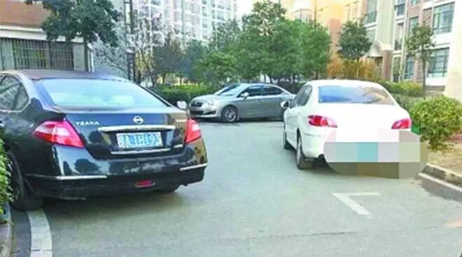 你的車被其他車堵住，對方?jīng)]留電話怎么辦？教你最快捷實用的方法！