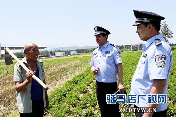 姚建國（中）深入田間地頭走訪轄區(qū)群眾.jpg