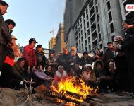 2014年3月份，100多名來自各地的建筑工人來到寧夏銀川鼎輝時(shí)代城二期項(xiàng)目工地上打工，11月2日，項(xiàng)目正式停工，但工友們一年來的血汗錢卻始終沒有下發(fā)，“光跑勞動(dòng)監(jiān)察大隊(duì)就不下10次，但每次都說已經(jīng)處理了，要我們回去等消息?！?2月31日，工友們來到銀川市公安局金鳳分局，但是打聽了一圈卻始終沒找到這起案件的負(fù)責(zé)人。又跑了一天的工友們帶著重重心事再次回到工地，升起了一堆篝火取暖?！暗仍┘倨谝贿^，我們還得去要錢，要不到錢就不回家過年了！”新華社記者 彭昭之 攝