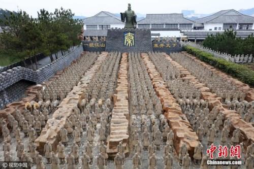 2017年2月8日，安徽安慶市太湖縣， 五千年文博園景區(qū)內(nèi)，中國(guó)最大山寨“兵馬俑”群整齊劃一。圖片來(lái)源：視覺(jué)中國(guó)