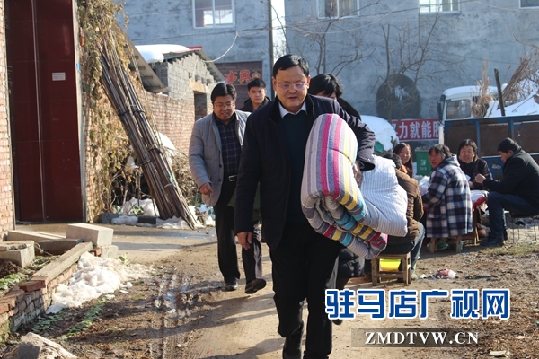 古塔街道黨工委書記施惠杰（前一）、街道辦事處主任張冬（左一）到村里慰問困難殘疾人.JPG