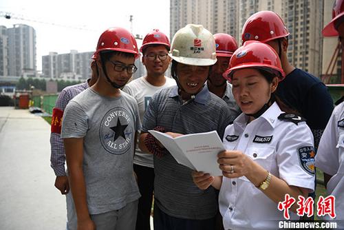 資料圖：安監(jiān)辦工作人員進(jìn)工地給農(nóng)民工普及安全生產(chǎn)知識(shí)。<ahttp://www.chinanews.com/'>中新社</a>記者 韓蘇原 攝