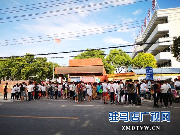 駐馬店民生醫(yī)院愛(ài)心送水 祝福考生“水到渠成”