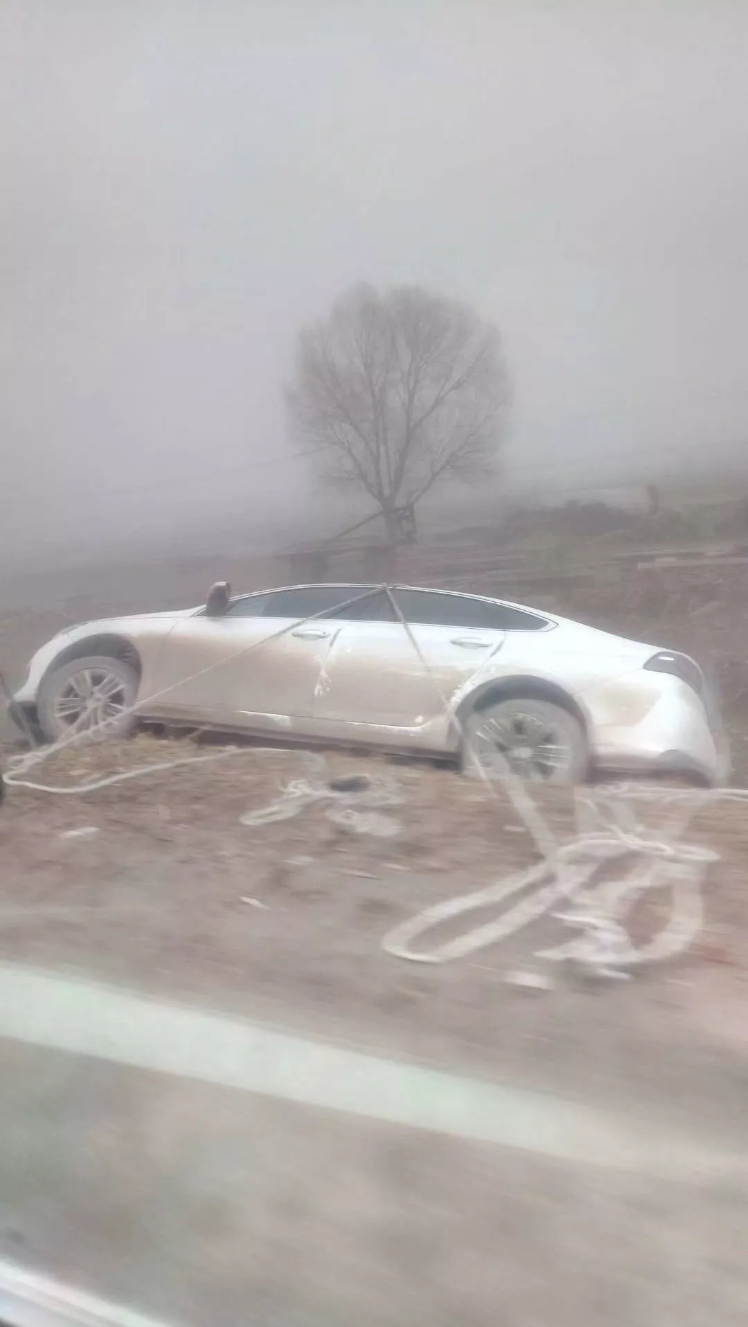 大霧鎖城！駐馬店一車主將車開進(jìn)溝里...冷空氣來消霾，新一輪雨雪已在路上