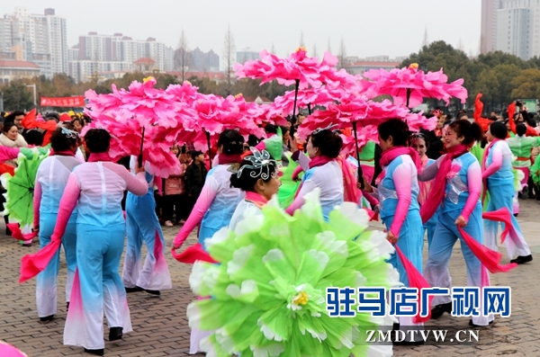 舞龍、耍獅、扭秧歌 駐馬店民間藝術(shù)展演吸引數(shù)千市民圍觀