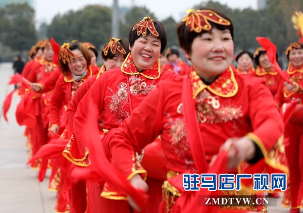 舞龍、耍獅、扭秧歌 駐馬店民間藝術(shù)展演吸引數(shù)千市民圍觀