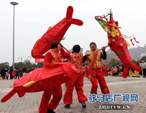 舞龍、耍獅、扭秧歌 駐馬店民間藝術(shù)展演吸引數(shù)千市民圍觀