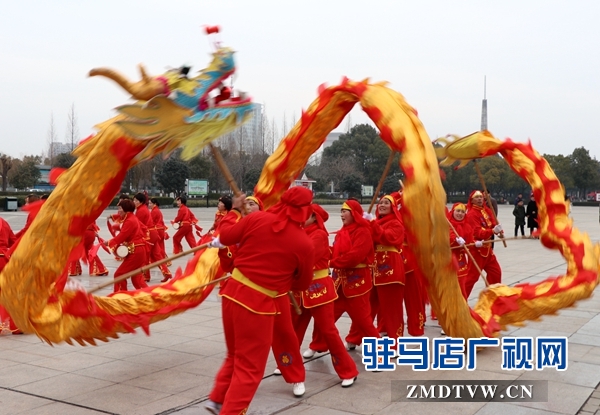 舞龍、耍獅、扭秧歌 駐馬店民間藝術(shù)展演吸引數(shù)千市民圍觀