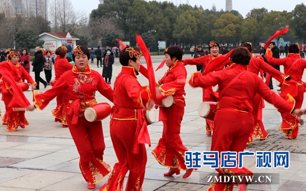 舞龍、耍獅、扭秧歌 駐馬店民間藝術(shù)展演吸引數(shù)千市民圍觀