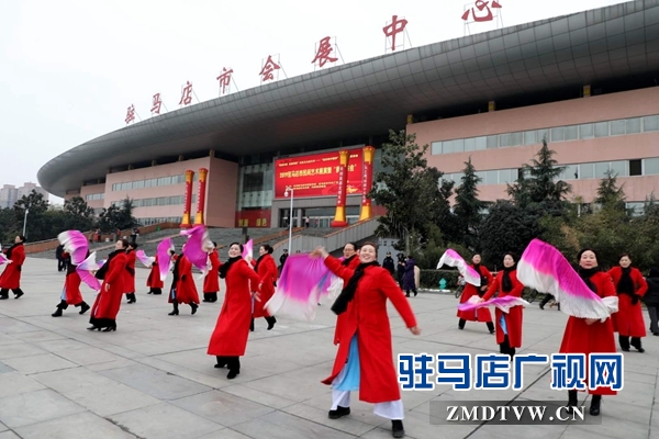 舞龍、耍獅、扭秧歌 駐馬店民間藝術(shù)展演吸引數(shù)千市民圍觀