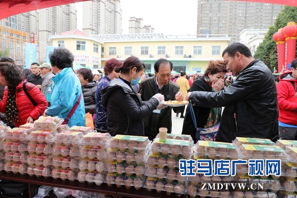 800名北京游客游覽嵖岈山、皇家驛站、天中老街等景區(qū)后爭相搶購駐馬店名優(yōu)土特產