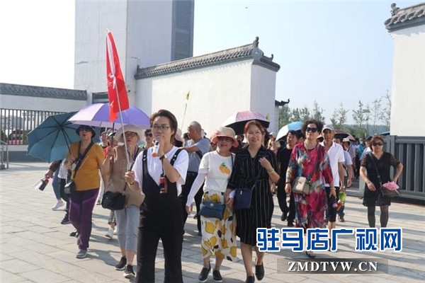 武漢旅游專列800余人赴平輿縣藍天芝麻小鎮(zhèn)觀光旅游開啟藍天芝麻小鎮(zhèn)“旅游元年”