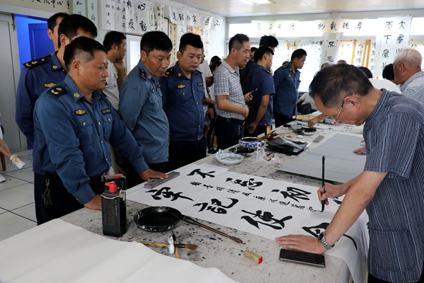 正陽縣交通運(yùn)輸執(zhí)法局組織人員參加廉政書法義寫活動