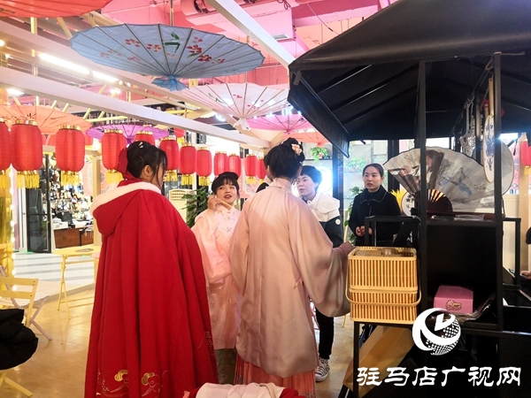 駐馬店天中老街走來(lái)漢服秀 