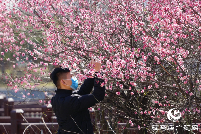 摘掉口罩，露出笑臉