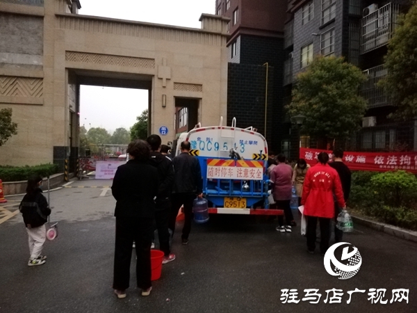 爆管后  6輛水罐車(chē)為停水區(qū)域居民送水