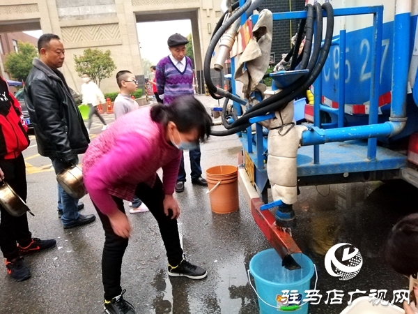 爆管后  6輛水罐車(chē)為停水區(qū)域居民送水