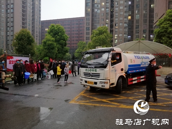 爆管后  6輛水罐車(chē)為停水區(qū)域居民送水