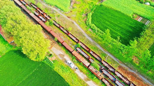 十多年的停運已經(jīng)讓這一列客車銹跡斑斑。