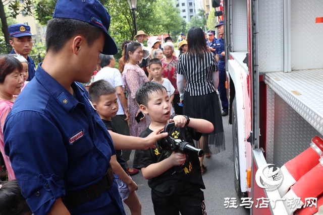 金水灣小區(qū)開展青少年暑期消防演練活動