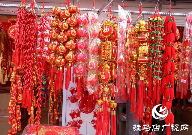 駐馬店：張燈結(jié)彩年味濃 年貨市場(chǎng)迎春忙