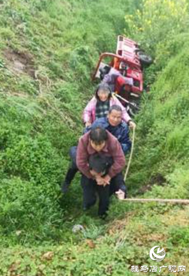 老人翻車墜入深溝 平輿民警冒雨緊急施救