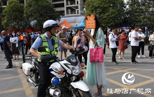 平輿:鐵騎警察一路飛馳送考 考生準點到達考場參加高考