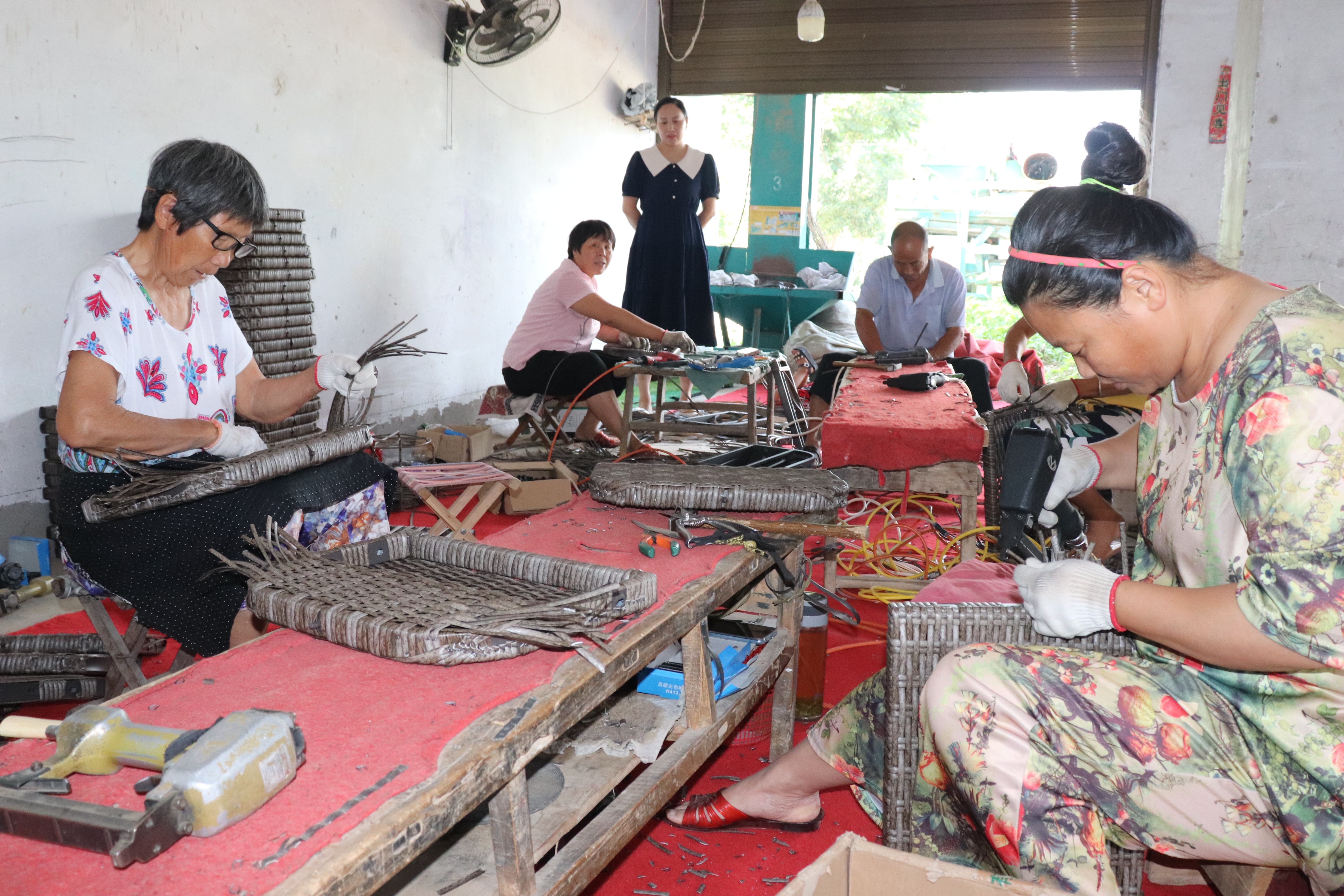 汝南縣板店鄉(xiāng)蘇莊村：不出村有活干 村民輕松把錢賺