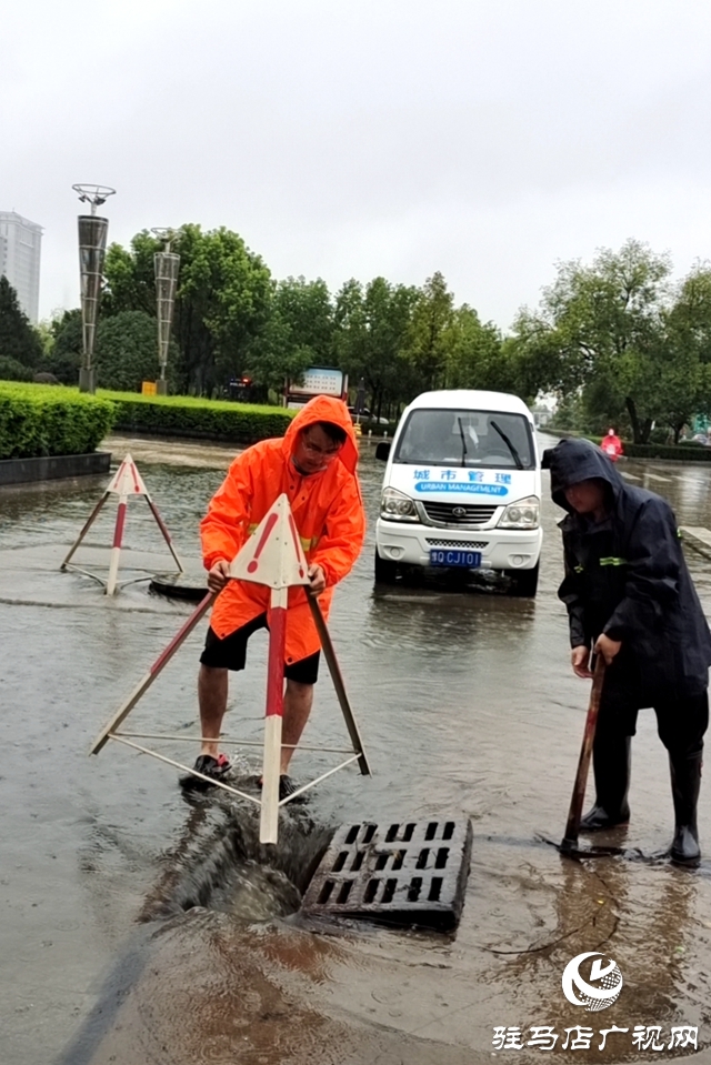 市城管局暴雨中守護(hù)城市路暢城安