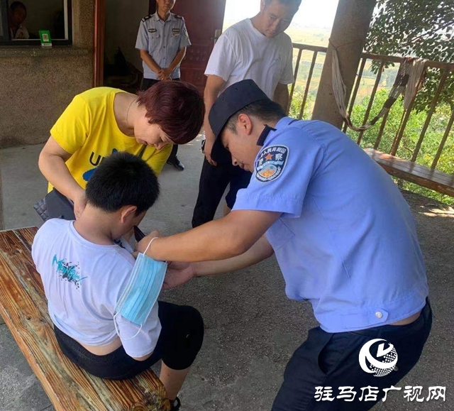 小男孩景區(qū)摔傷 民警火速上山救助