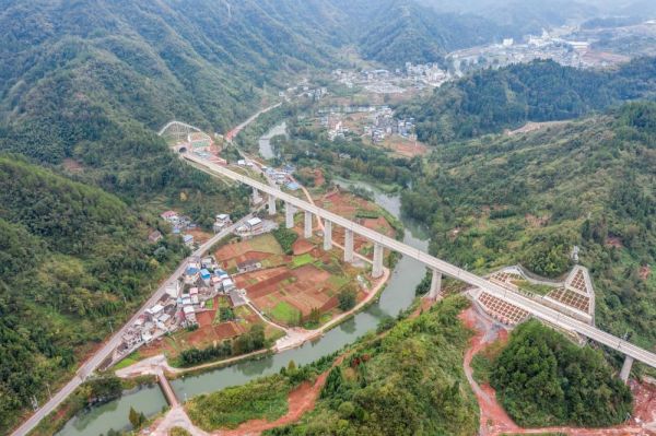 “湘西最美高鐵”開通運(yùn)營 首趟列車駛出