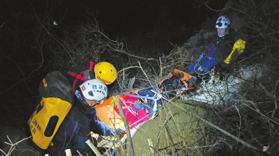 驢友登封玉皇溝墜崖14小時(shí)后獲救 有償救援能攔住驢友任性冒險(xiǎn)嗎？