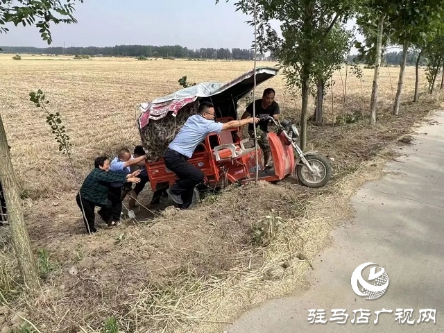 平輿縣：老人三輪車(chē)意外墜溝 民警及時(shí)救助