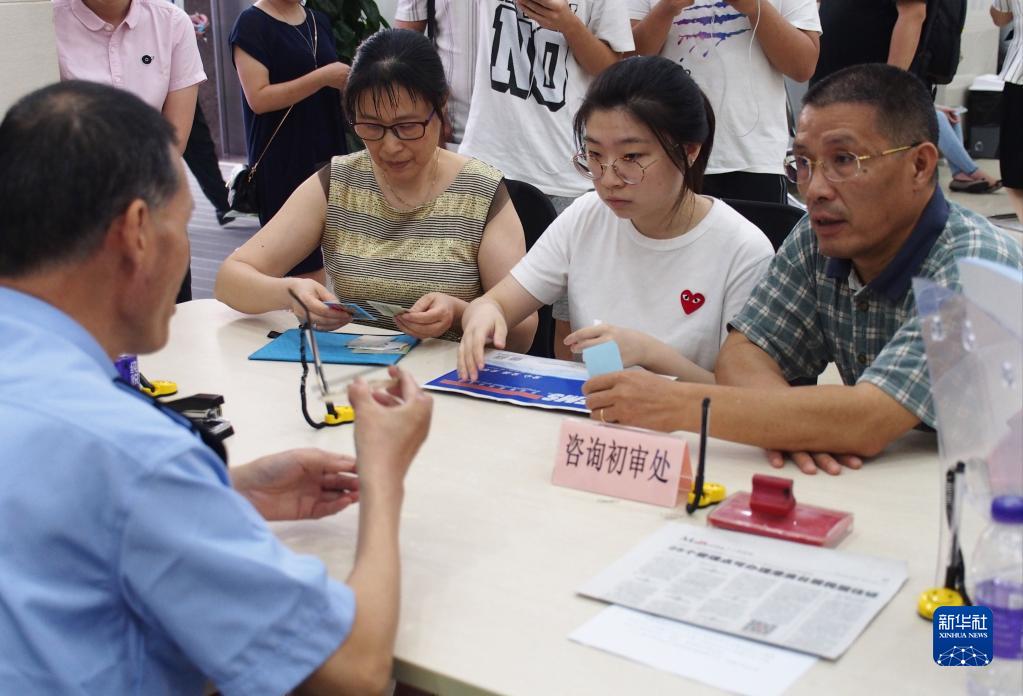 以習近平同志為核心的黨中央關(guān)心香港發(fā)展紀實