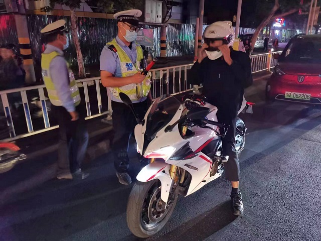 百日行動 | 駐馬店交警嚴(yán)查“飆車炸街黨” ！