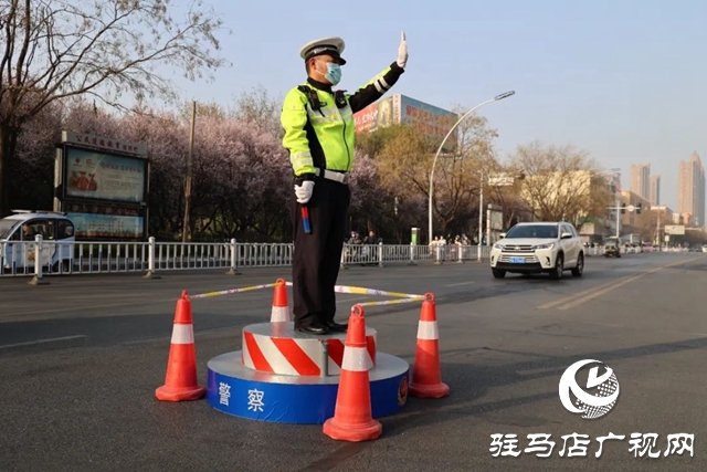  颯！駐馬店交警“文明示范形象崗”亮相街頭