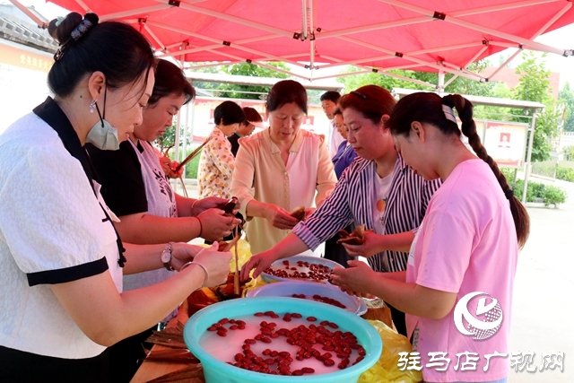 驛城區(qū)古城街道大余莊社區(qū)：包粽子比賽傳承文化 分粽子增進鄰里情誼