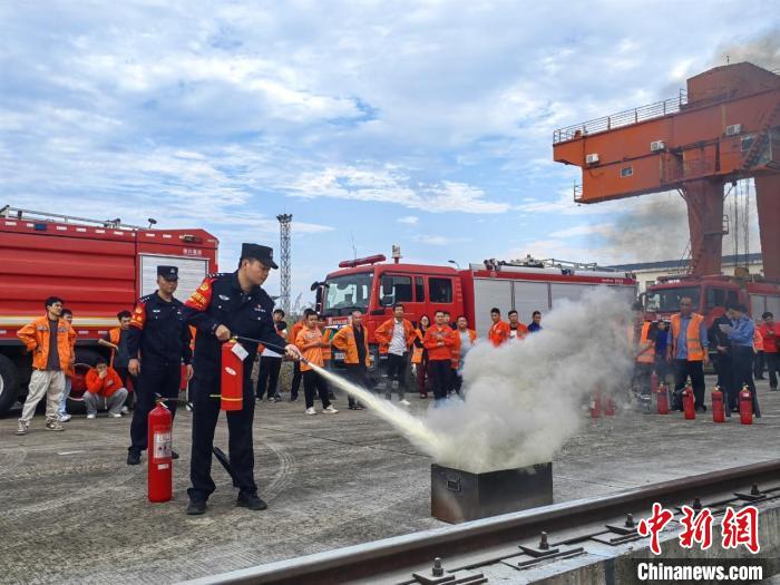 各地鐵路公安機關(guān)開展消防宣傳，擰緊“安全閥”