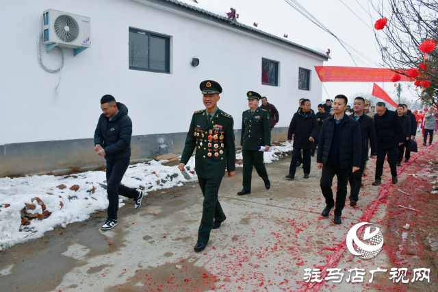 軍地聯動為“全軍踐行強軍目標標兵個人”劉近家庭送喜報