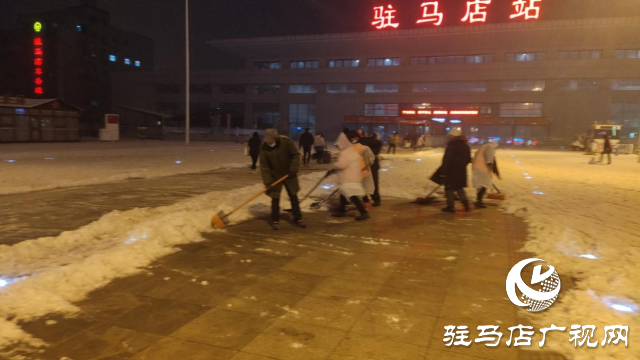 駐馬店驛城區(qū)城管局：人機(jī)結(jié)合除積雪 晝夜奮戰(zhàn)保暢通