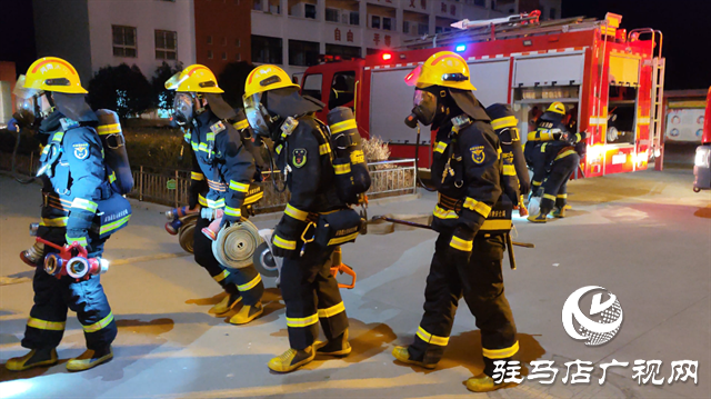 駐馬店消防開展夜間滅火救援實(shí)戰(zhàn)演練