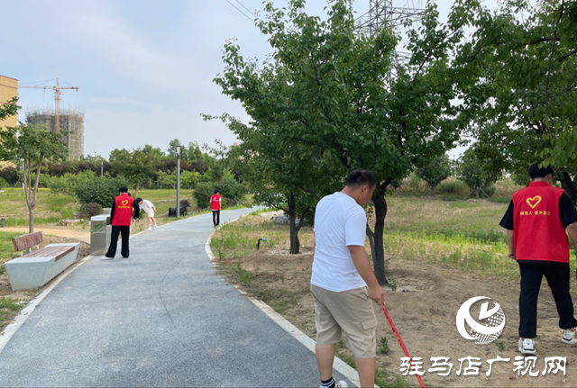 駐馬店職業(yè)技術(shù)學(xué)院組織志愿者走進(jìn)人民公園清撿垃圾