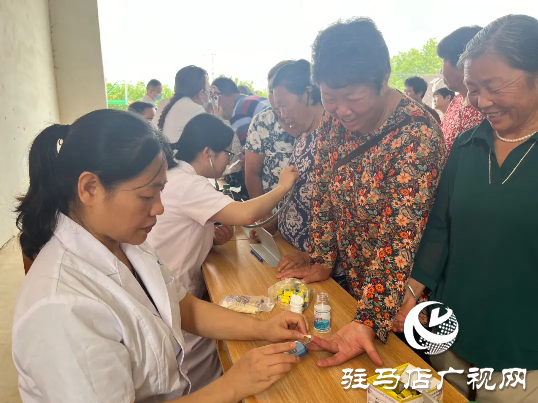 駐馬店市第一人民醫(yī)院走進(jìn)平輿甘港開展“紅會送醫(yī)”健康義診活動