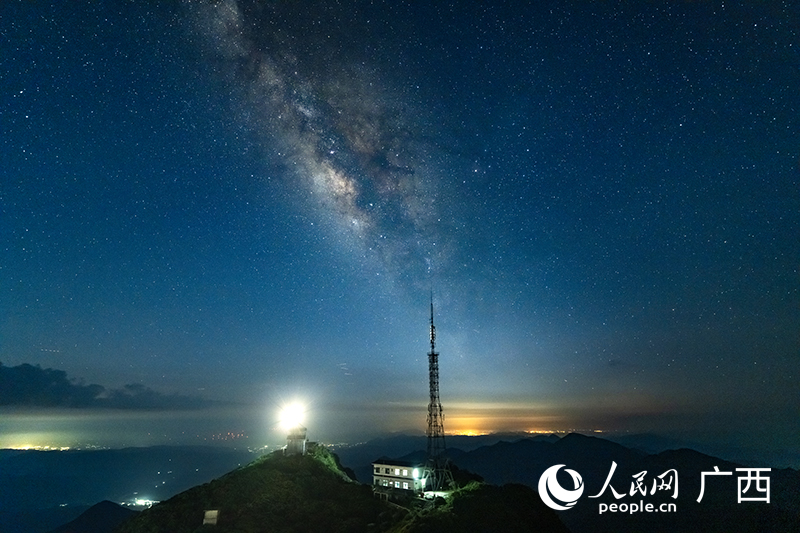 “華南之巔”的星空盛宴：“銀河之眼”掛夜空