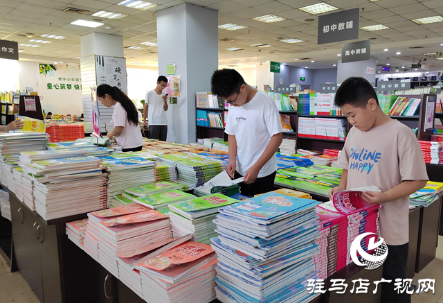 開學(xué)季 駐馬店書店迎來購書熱潮