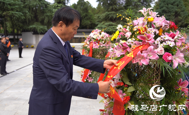 平輿縣舉行烈士紀(jì)念日向烈士敬獻(xiàn)花籃儀式